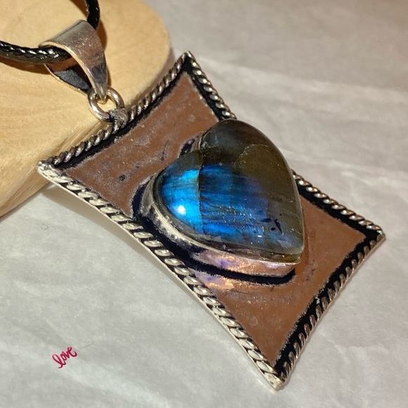 Flashy Blue Labradorite Gemstone Handmade Heart Halo Pendant - Picture 3 of 6